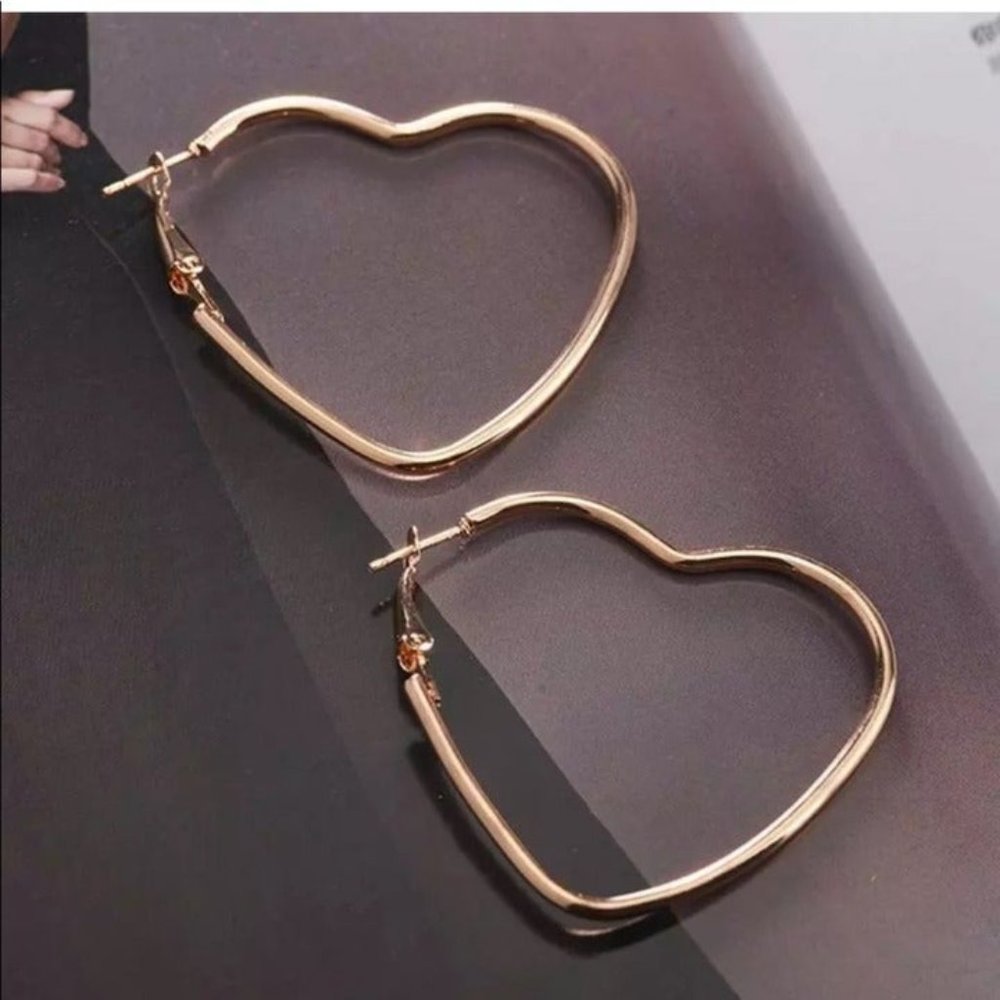 **Beautiful new heart gold dangle style earrings - Picture 2 of 4